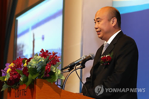 2011년 7월 25일 서울 중구 소공동 롯데호텔에서 열린 '중국 흑룡강성 경제무역 협력 설명회'에서 당시 류궈중 흑룡강성 인민정부 부성장(현 국무원 부총리)이 주제발표를 하고 있다.   [연합뉴스]